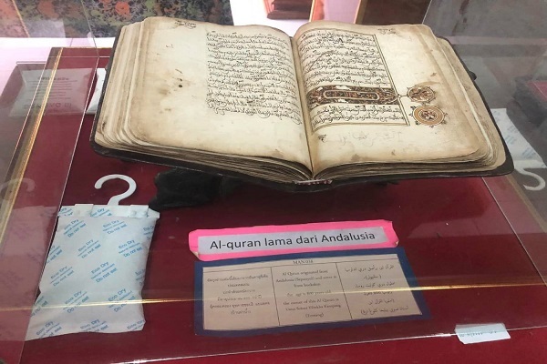 بازدید نخست وزیر تالیند مرکز نگهداری از آثار اسلامی و موزه قرآنی + عکس بازدید نخست وزیر تالیند مرکز نگهداری از آثار اسلامی و موزه قرآنی + عکس