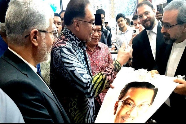 افتتاح دومین نمایشگاه جهانی هنرهای قرآنی در مالزی