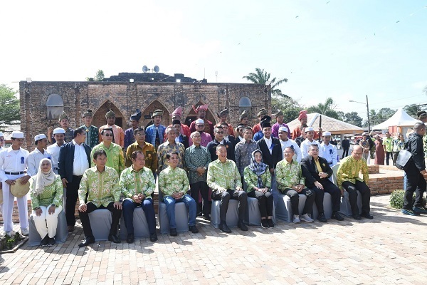 نخستوزیر تایلند با علما و مسلمانان دیدار میکند نخستوزیر تایلند با علما و مسلمانان دیدار میکند