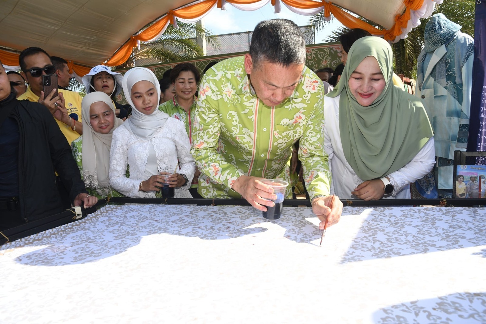 نخستوزیر تایلند با علما و مسلمانان دیدار میکند نخستوزیر تایلند با علما و مسلمانان دیدار میکند