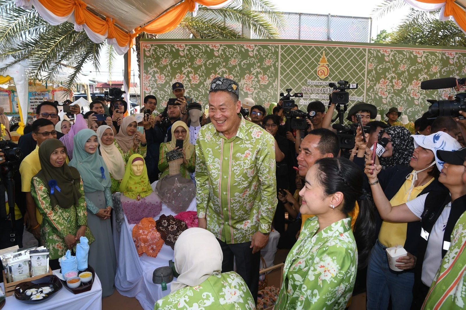 نخستوزیر تایلند با علما و مسلمانان دیدار میکند نخستوزیر تایلند با علما و مسلمانان دیدار میکند