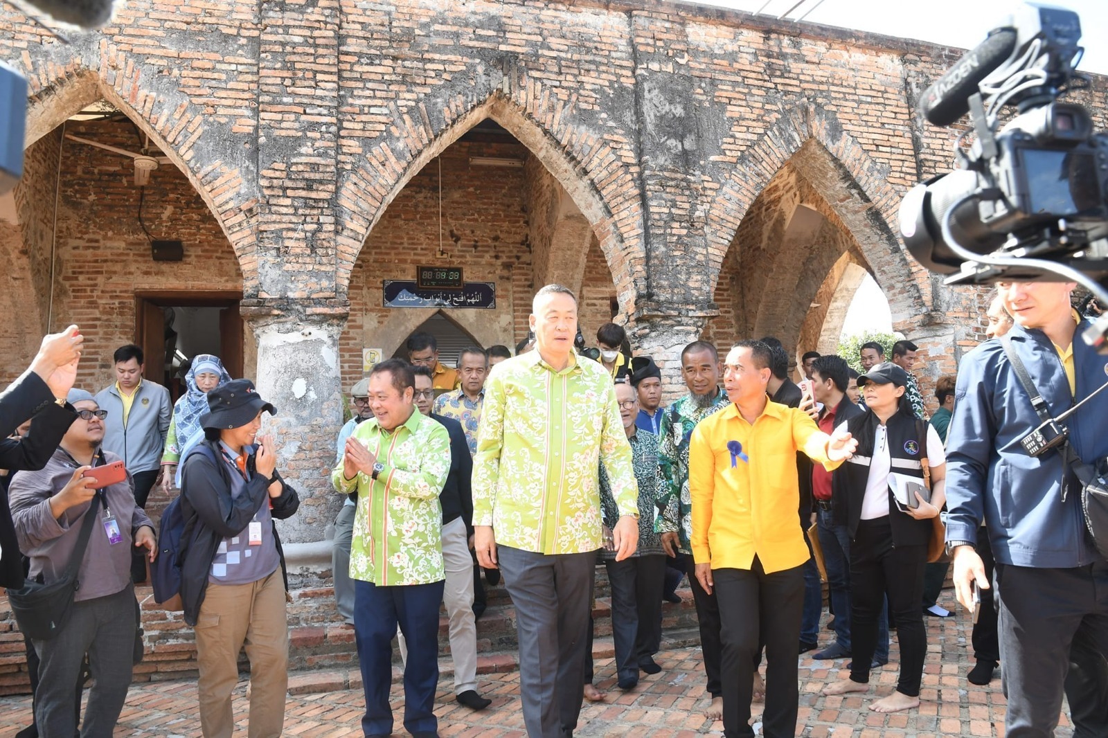 نخستوزیر تایلند با علما و مسلمانان دیدار میکند نخستوزیر تایلند با علما و مسلمانان دیدار میکند