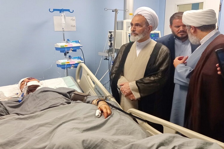 راسال// عیادت آیت‌الله اعرافی از طلبه مضروب در بیمارستان