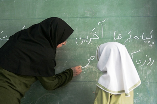 معلم هر جا رود قدر بیند و در صدر نشیند!