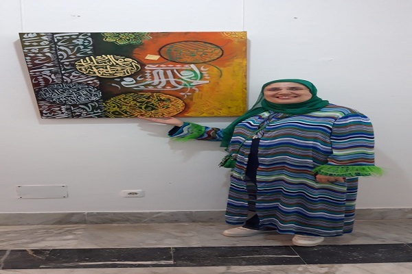 بانوی خوشنویس تونسی و انس با قرآن + عکس بانوی خوشنویس تونسی و انس با قرآن + عکس