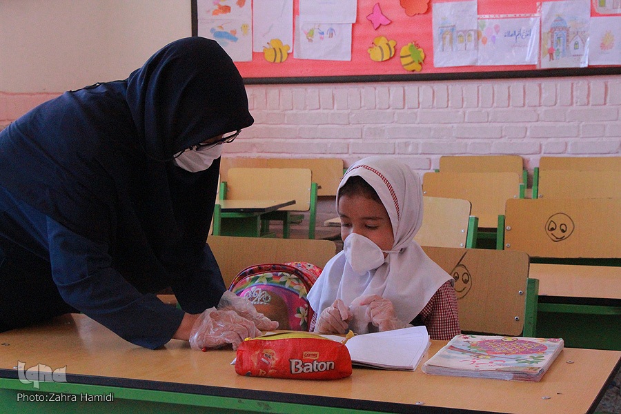 معلم هر جا رود قدر بیند و در صدر نشیند