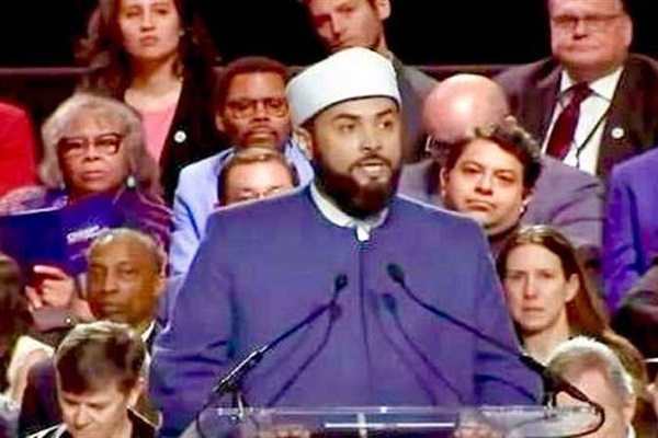 تلاوت قرآن در مراسم تحلیف شهردار جدید شیکاگو تلاوت قرآن در مراسم تحلیف شهردار جدید شیکاگو