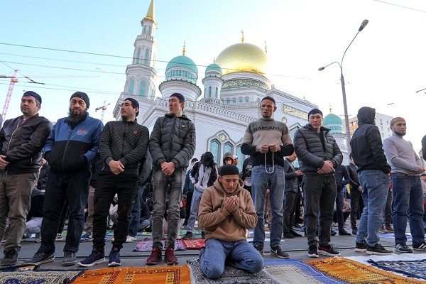 برگزاری مراسم باشکوه نماز عید فطر در روسیه + عکس  // اماده