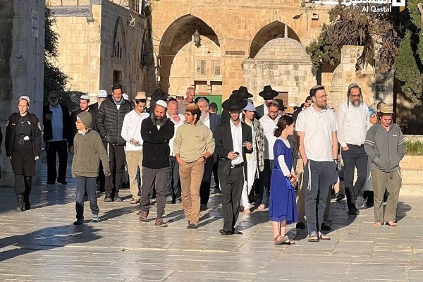 از رقص تلمودی وزیر صهیونیست در حرم ابراهیمی تا هتک حرمت مصلای باب الرحمه/آماده از رقص تلمودی وزیر صهیونیست در حرم ابراهیمی تا هتک حرمت مصلای باب الرحمه/آماده