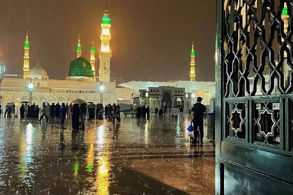 بارش رحمت الهی در مسجد النبی + فیلم و عکس بارش رحمت الهی در مسجد النبی + فیلم و عکس