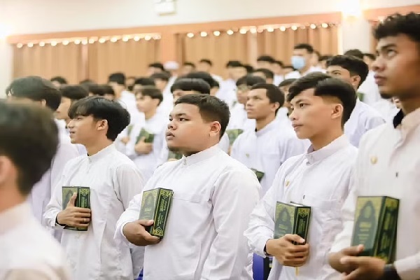 اهدای ترجمه قرآن به زبان تایلندی به دانشجویان بزرگترین دانشگاه جنوب تایلند+عکس اهدای ترجمه قرآن به زبان تایلندی به دانشجویان بزرگترین دانشگاه جنوب تایلند+عکس