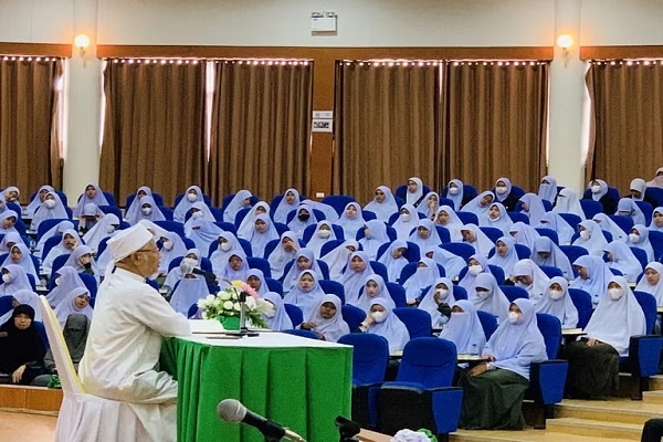 اهدای ترجمه قرآن به زبان تایلندی به دانشجویان بزرگترین دانشگاه جنوب تایلند+عکس اهدای ترجمه قرآن به زبان تایلندی به دانشجویان بزرگترین دانشگاه جنوب تایلند+عکس