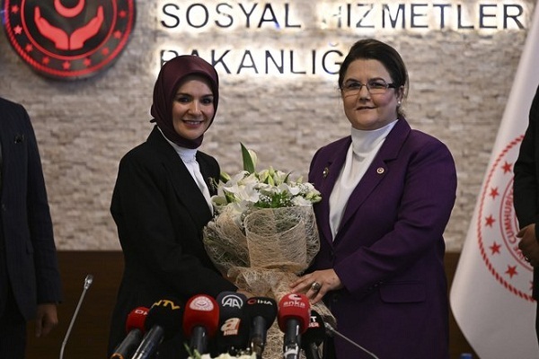 خشم تندروهای اروپایی از حضور بانوی محجبه در کابینه اردوغان خشم تندروهای اروپایی از حضور بانوی محجبه در کابینه اردوغان