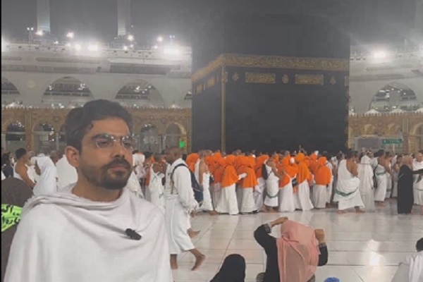 امید حسینی‌نژاد در لباس احرام