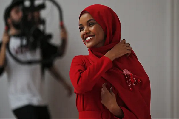 با افتخار حجاب دارم و این نشانه ای از قدرت است با افتخار حجاب دارم و این نشانه ای از قدرت است