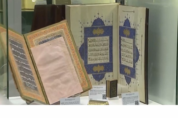نسخههای خطی کمیاب در نمایشگاه کتاب ابوظبی نسخههای خطی کمیاب در نمایشگاه کتاب ابوظبی