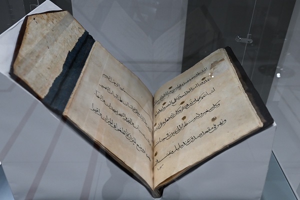 نگاهی به نسخههای خطی کمیاب در نمایشگاه کتاب ابوظبی + فیلم نگاهی به نسخههای خطی کمیاب در نمایشگاه کتاب ابوظبی + فیلم