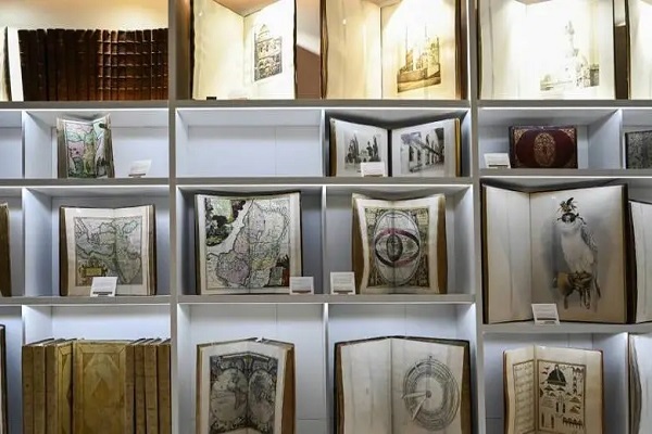 نگاهی به نسخههای خطی کمیاب در نمایشگاه کتاب ابوظبی + فیلم نگاهی به نسخههای خطی کمیاب در نمایشگاه کتاب ابوظبی + فیلم