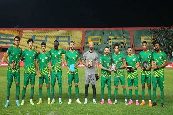 به دست گرفتن قرآن در مسابقه فوتبال عراق به دست گرفتن قرآن در مسابقه فوتبال