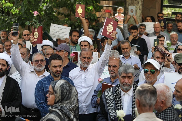 كاخ بیبنيان سلطه استكبار را با منطق قرآنی فرو میریزیم كاخ بیبنيان سلطه استكبار را با منطق قرآنی فرو میریزیم