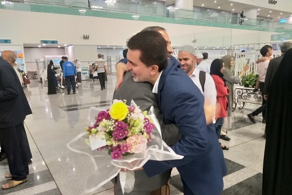 بازگشت سرپرست کاروان قرآنی از سرزمین وحی بازگشت سرپرست کاروان قرآنی از سرزمین وحی