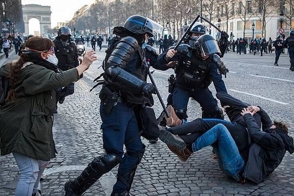 فرانسویها از عدالت دو سرعتی عصبانی هستند: ملایم با ثروتمندان و سریع و خشن با فقرا فرانسویها از عدالت دو سرعتی عصبانی هستند: ملایم با ثروتمندان و سریع و خشن با فقرا