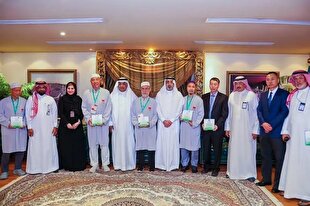 حجاج چینی داوطلبانه خیابان‌های مکه را نظافت کردند + فیلم