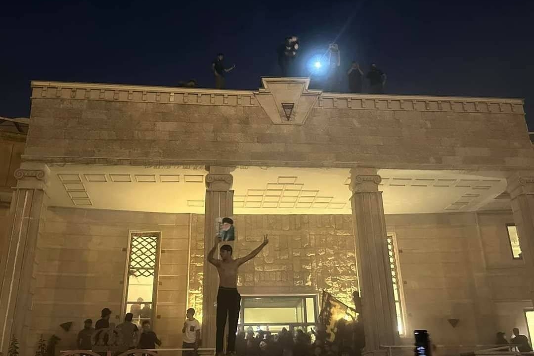 حمله معترضان عراقی به سفارت سوئد در بغداد + فیلم حمله معترضان عراقی به سفارت سوئد در بغداد + فیلم