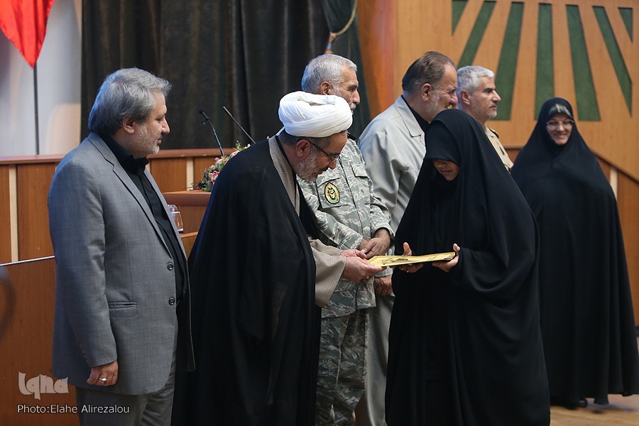 اختتامیه مسابقات قرآن بانوان شاغل و خانوادههای ستاد آجا برگزار شد + فیلم اختتامیه مسابقات قرآن بانوان شاغل و خانوادههای ستاد آجا برگزار شد + فیلم