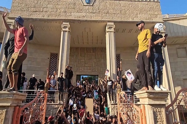 تظاهرات مردم لبنان و عراق در محکومیت قرآن‌سوزی مجدد / کارکنان سفارت سوئد از عراق خارج شدند