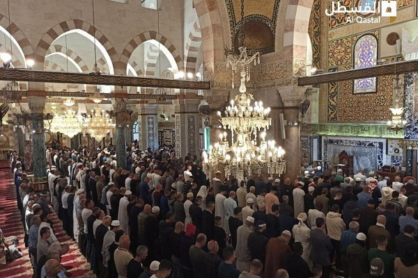 تکبیر هزاران فلسطینی در مراسم عرفه مسجدالاقصی تکبیر هزاران فلسطینی در مراسم عرفه مسجدالاقصی