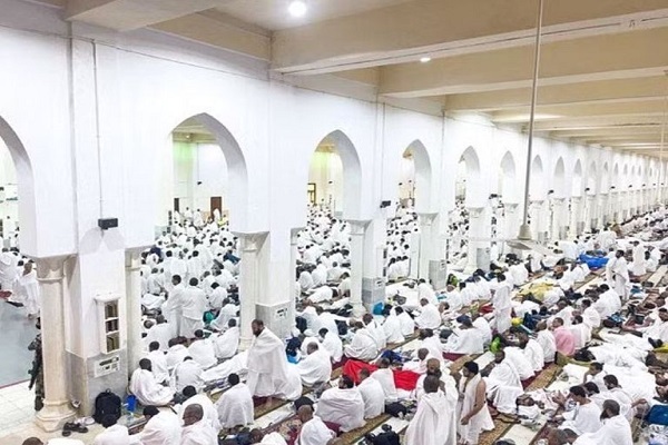 زائران بيت الله الحرام در روز عرفه در مسجد نمرة زائران بيت الله الحرام در روز عرفه در مسجد نمرة