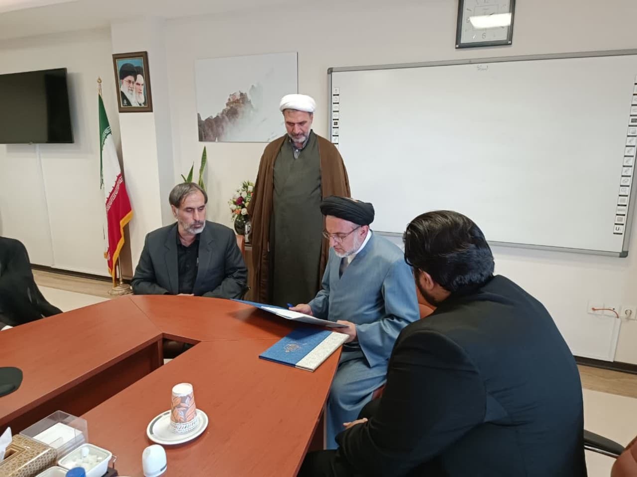 اعطای حکم ریاست ستاد مسابقات قرآن به استاندار خراسان شمالی + فیلم اعطای حکم ریاست ستاد مسابقات قرآن به استاندار خراسان شمالی + فیلم