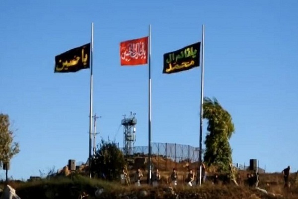 فیلم | اهتزاز پرچم امام حسین(ع) در نزدیکی پایگاه اسرائیلی