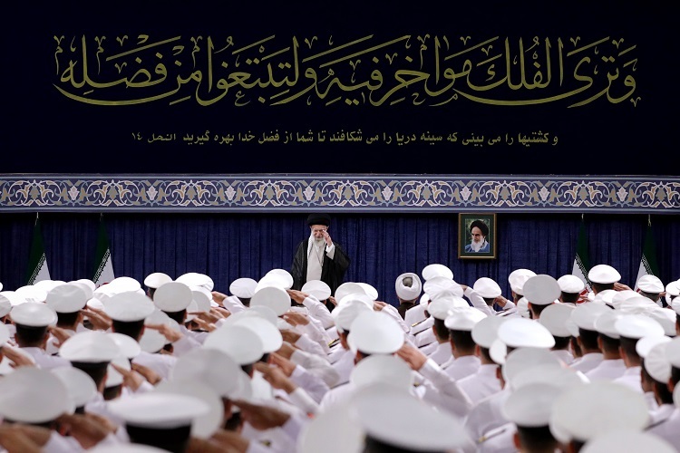 آیه نصب‌شده در دیدار کارکنان نیروی دریایی ارتش با رهبر انقلاب