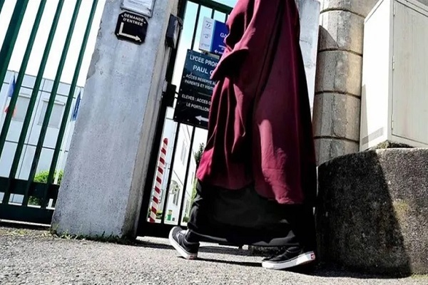 تأکید رئیس جمهور فرانسه بر ممنوعیت پوشش اسلامی در مدارس تأکید رئیس جمهور فرانسه بر ممنوعیت پوشش اسلامی در مدارس