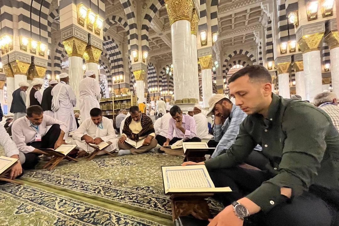 علیرضا عتیقزاده در جمع اعضای کاروان قرآنی نور حج 1402 علیرضا عتیقزاده در جمع اعضای کاروان قرآنی نور حج 1402