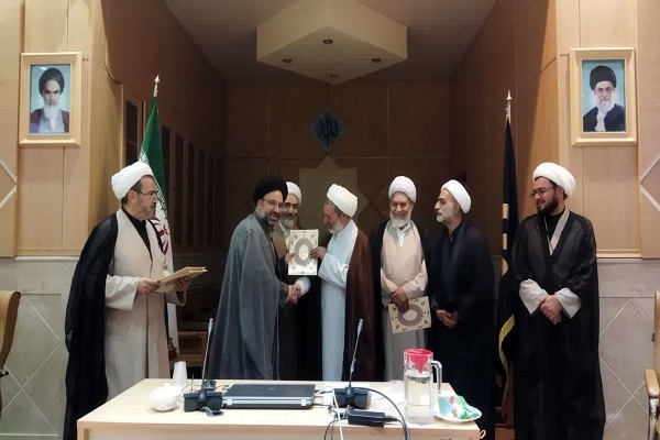 از دستاندرکاران نشریات حائز رتبه الف مجتمع قرآن و حدیث تقدیر شد از دستاندرکاران نشریات حائز رتبه الف مجتمع قرآن و حدیث تقدیر شد