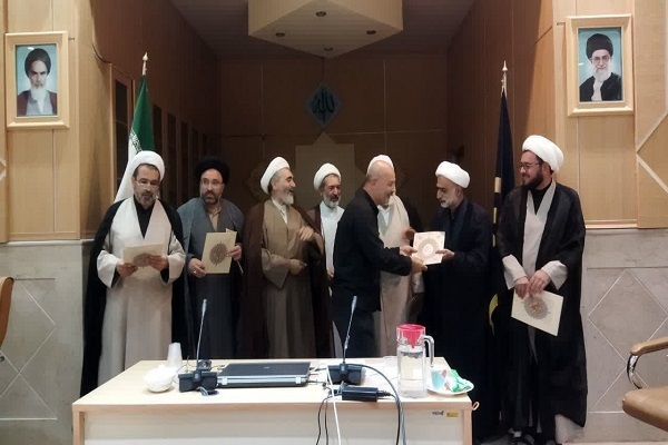 از دستاندرکاران نشریات حائز رتبه الف مجتمع قرآن و حدیث تقدیر شد از دستاندرکاران نشریات حائز رتبه الف مجتمع قرآن و حدیث تقدیر شد