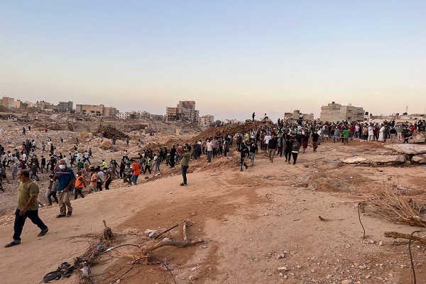 تظاهرات لیبیایی‌ها علیه فساد حکومت مقابل مسجد ویران شده «درنه» + فيلم