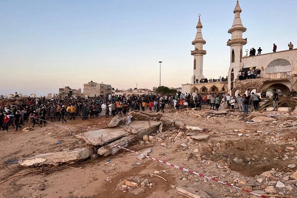 تظاهرات لیبیایی‌ها علیه فساد حکومت مقابل مسجد ویران شده «درنه» + فيلم