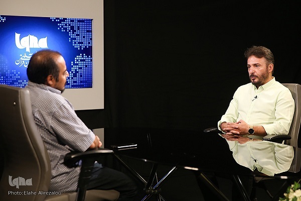 آهنربای سینمای دفاع مقدس با غلبه نگاه فرهنگی به سیاسی همه را جذب میکند / لزوم بازتعریف دفاع مقدس برای نسل جوان امروز + فیلم آهنربای سینمای دفاع مقدس با غلبه نگاه فرهنگی به سیاسی همه را جذب میکند / لزوم بازتعریف دفاع مقدس برای نسل جوان امروز + فیلم