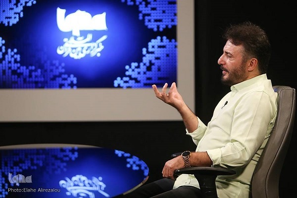 کسی که برای روی مین رفتن کاندید می‌شود اهل سیاست نیست / شهدای دفاع مقدس را تعریف نه، باید تفسیر کرد + فیلم