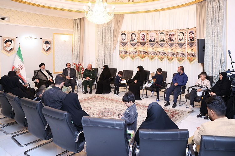 دیدار رئیس جمهور و خانواده شهدای مداقع امنیت