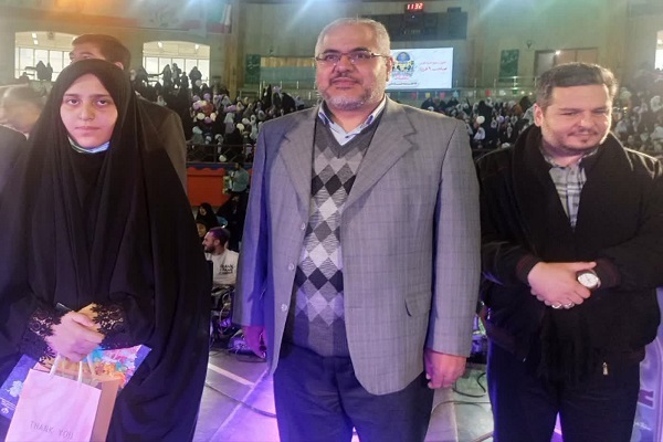 «مبینا دولتیاری» دانشآموز 15 ساله حافظ قرآن «مبینا دولتیاری» دانشآموز 15 ساله حافظ قرآن