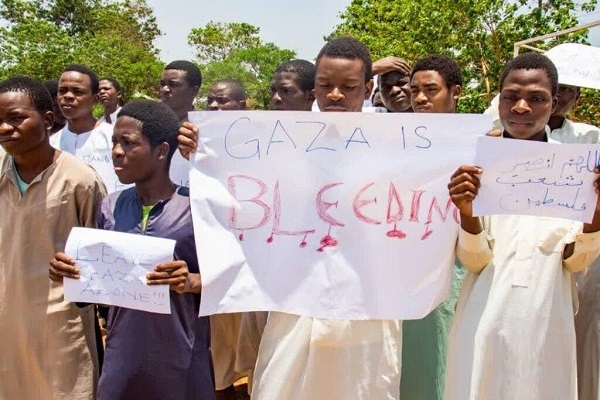 راهپیمایی اعتراضی جمعی از طلاب و اساتید المصطفی مالاوی برگزار شد