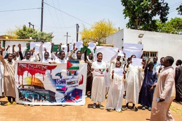 راهپیمایی اعتراضی جمعی از طلاب و اساتید المصطفی مالاوی برگزار شد