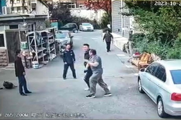 حمله و ضرب و جرح شاعر مسلمان چینی به دلیل حمایت از اویغورها حمله و ضرب و جرح شاعر مسلمان چینی به دلیل حمایت از اویغورها