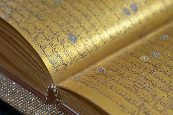 نمایش کپی یک نسخه قرآن نفیس در جشنواره کتاب شارجه نمایش کپی یک نسخه قرآن نفیس در جشنواره کتاب شارجه
