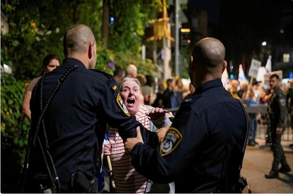 تظاهرات حمایت از فلسطین در انگلیس و آمریکا/درگیری پلیس با معترضان خشمگین مقابل مقر نتانیاهو تظاهرات حمایت از فلسطین در انگلیس و آمریکا/درگیری پلیس با معترضان خشمگین مقابل مقر نتانیاهو